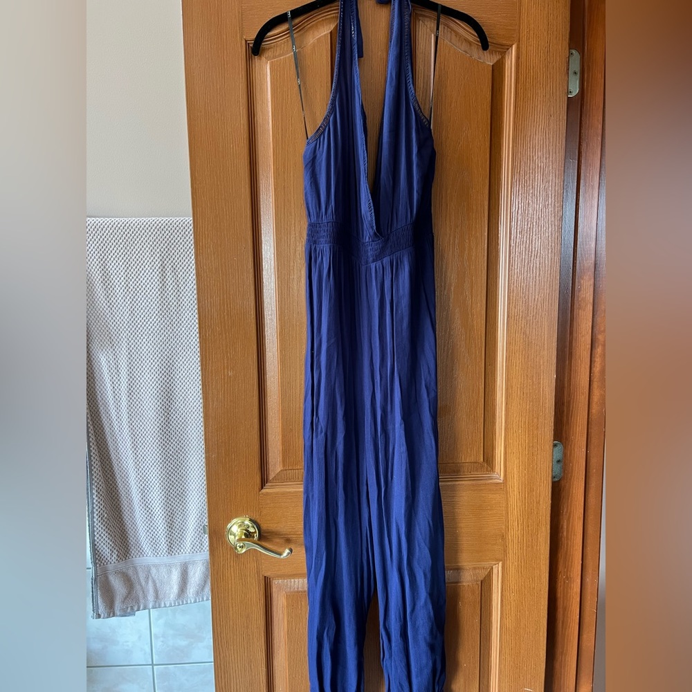 Lulu’s jumpsuit size medium. Can be worn casually or dressed up!